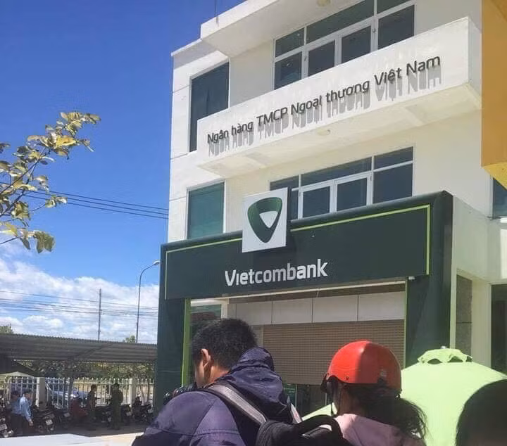 Rao riet truy tim 2 doi tuong cuop ngan hang Vietcombank