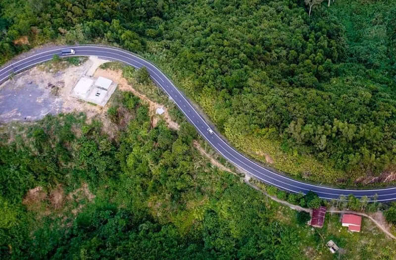 Cuộc đổ đèo cũng thú vị không kém khi bạn “rơi” từ độ cao 1.700 m xuống 1.000 m, rồi dưới 500 m. Quay lưng nhìn lại quang cảnh đã đổi thay rõ rệt. Hành trình hiểm trở, cân não những nên thơ kết thúc trong cảm giác thật hân hoan và sung sướng.