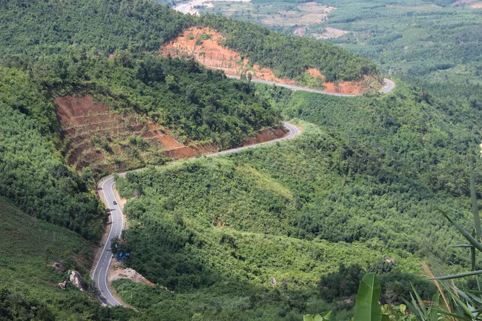 Đèo Hòn Giao cao 1.700m còn được biết đến với những tên gọi như đèo Khánh Lê, Khánh Vĩnh, Bidoup, Long Lanh và một tên gọi của riêng dân du lịch: đèo Omega.
