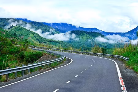 Với chiều dài 33 km, đèo chia 2 vùng khí hậu rõ rệt. Phía sườn Đông con đèo mang đậm khí hậu nhiệt đới với gió biển. Đến giữa đèo có sự pha trộn giữa gió biển và gió núi lành lạnh đặc trưng từ cao nguyên Lâm Viên. Qua đỉnh đèo không khí trở nên mát lạnh.