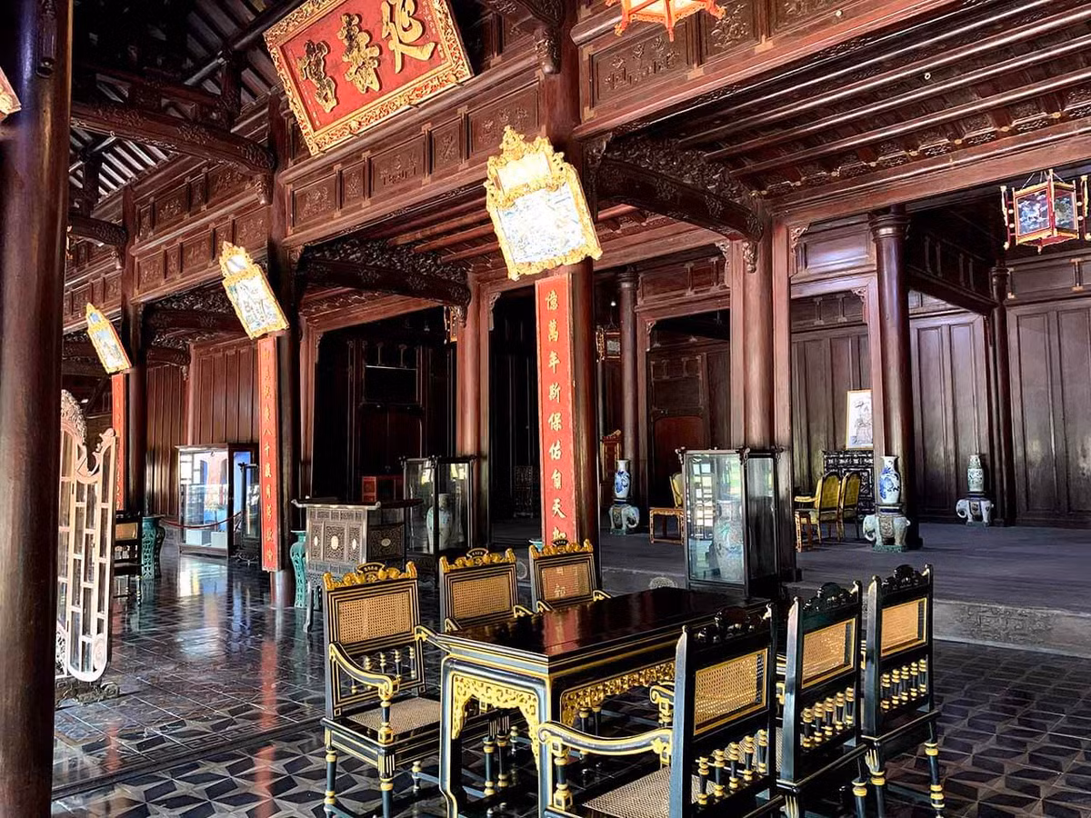 Khi vào ở tại cung Gia Thọ người ta đã sắm sửa đủ thứ nhưng bà nhất định chối từ. Bà nhất quyết chỉ dùng những thứ đồ cũ đã có từ trước đó.