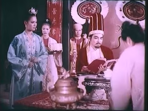 Tại đây, Tuyên phi bị làm tình làm tội cực kỳ khổ sở. Một bữa, Tuyên phi lấy áo che mặt, trốn ra khỏi cửa Tuyên Vũ, chạy đến bến đò phố Khách thì bị quân lính đuổi kịp bắt về. Từ đó, bà ta lại càng bị giam, sau đó được cho làm cung tần nội thị vào thờ phụng tẩm miếu. Ảnh: Lê Vân trong vai Tuyên phi Đặng Thị Huệ trong phim Đêm hội Long Trì.