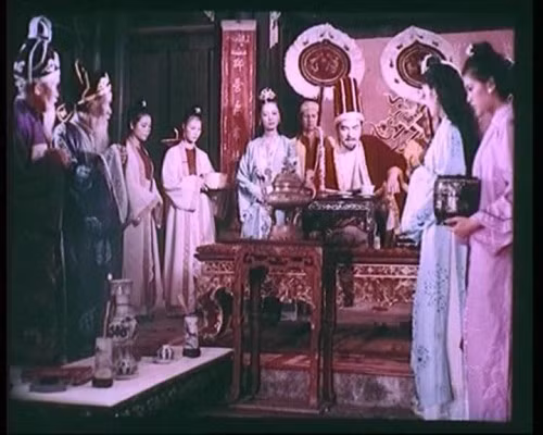 Vào hầu hạ lăng tẩm, Tuyên Phi đêm ngày chỉ gào khóc xin chết theo tiên vương. Đến ngày giỗ “đại tường” của chúa Trịnh Sâm, Tuyên phi bèn uống thuốc độc mà chết. Ảnh: Lê Vân trong vai Tuyên phi Đặng Thị Huệ trong phim Đêm hội Long Trì.