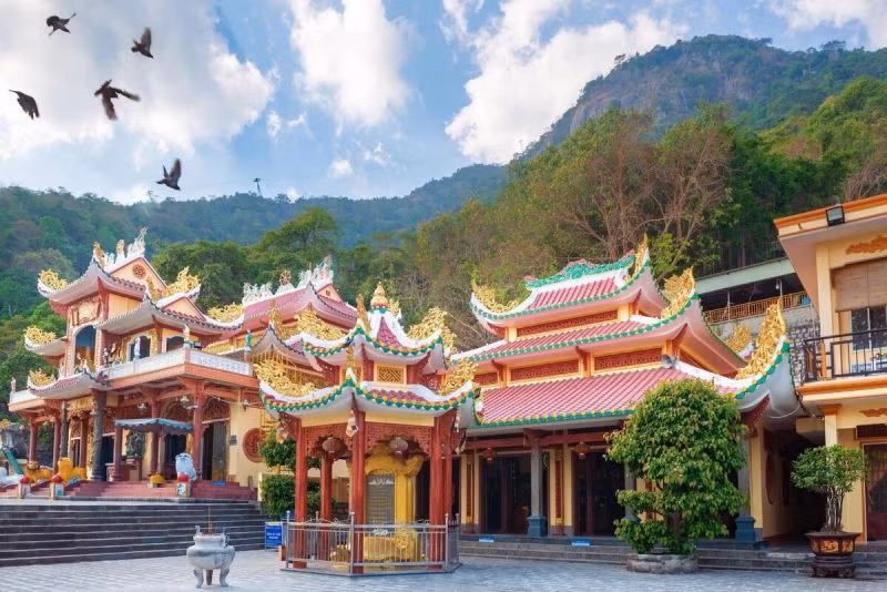 Núi Bà Đen nằm cách thị xã Tây Ninh khoảng 8 km, được biết đến như là nóc nhà của vùng Nam Bộ, với đỉnh cao nhất là 986m, diện tích 24km2, được hình thành bởi ba ngọn núi: núi Heo, núi Phụng, núi Bà Đen.