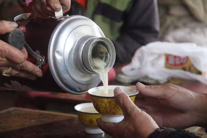 Món trà bơ là đồ uống truyền thống bao đời ở vùng cao nguyên này. Trà bơ với cư dân Tây Tạng là một thứ "nước thần" nhờ công dụng tuyệt vời giúp giữ nhiệt, bổ sung chất dinh dưỡng để cơ thể có thể chống chọi với thời tiết khắc nghiệt.
