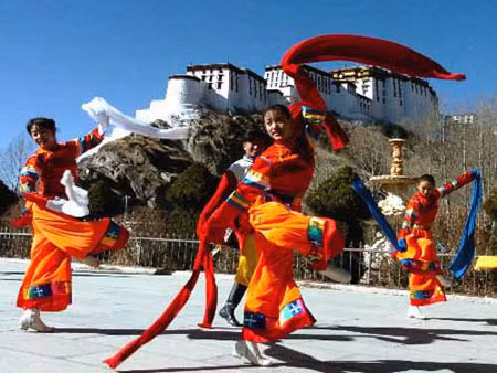 Là trung tâm văn hóa và tôn giáo của Tây Tạng, thành phố Lhasa có nhiều lễ hội thu hút khách du lịch như Tết Tây Tạng và lễ hội Shoton.