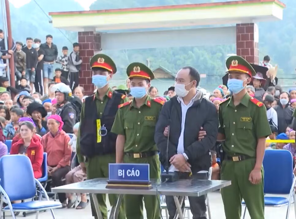 Quá trình điều tra, ban chuyên án thu giữ những tài sản mà Phúc chiếm đoạt của nạn nhân, thân rễ cây lá ngón còn lại nơi Phúc lấy để nấu nước đầu độc nạn nhân, những công cụ, phương tiện đối tượng sử dụng để thực hiện hành vi phạm tội. Ngày 23/9/2022, TAND tỉnh Lai Châu đã tuyên phạt bị cáo Triệu Vạn Phúc với 2 năm tù về tội vu khống, 20 năm tù về tội trộm cắp tài sản, tử hình về tội giết người; tổng khung hình phạt là tử hình.