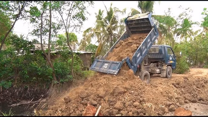 Chanh về lại căn nhà với vợ con, nhưng vì nghiện ma túy nặng, lại không có tiền bạc vì thế lúc nào nhìn anh ta cũng giống một "bóng ma". Khi tiếp cận với một vài người dân thôn Kè, các trinh sát Công an tỉnh Thái Nguyên nhận được một thông tin vô cùng quý báu, cách đây một thời gian, Chanh bất ngờ thuê người về san lấp đất tại khu vườn gần nhà. Điều kỳ lạ là, Chanh không có tiền, tại sao lại san lấp vườn? Chưa kể, nếu san lấp xong thì phải trồng cây hoặc làm gì đó, thế nhưng Chanh vẫn để nguyên và tiếp tục cuộc sống "vật vờ" với những cơn nghiện ma túy như trước. (Ảnh minh họa, nguồn internet) 