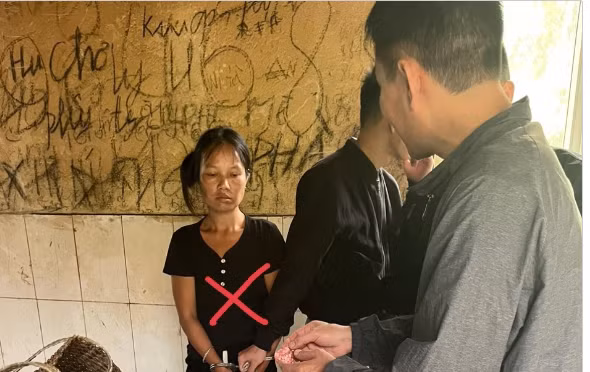 Kết quả vào 8h, ngày 10/11, tại Nhà bếp nấu cơm cộng đồng của Trung tâm y tế huyện, Tổ công tác Công an huyện Mường Tè đã bắt quả tang đối tượng Thàng Hà Nu khi Nu đang bán ma bán ma túy cho 2 đối tượng là Mào Văn Liêm (SN 1995, HKTT: phố 9, thị trấn Mường Tè) và Chin Văn Tâm (SN 1986, HKTT: phố 3, thị trấn Mường Tè, đều là bệnh nhân đang điều trị bệnh tại Trung tâm y tế huyện) mỗi người 1 tép heroin với giá 50 ngàn đồng. Kiểm tra túi vải Nu đeo trên người, tổ công tác phát hiện thu giữ thêm được 124 tép heroin. 