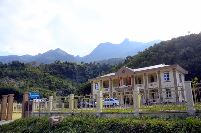 Trước đó, từ thông tin tố giác của quần chúng nhân dân về việc tại khu vực nhà xác, nhà bếp cộng đồng thường hay xuất hiện một nữ giới người dân tộc La Hủ thoắt ẩn, thoắt hiện, thái độ lén lút, bí ẩn có nhiều biểu hiện nghi vấn. Ngay sau đó, Công an huyện Mường Tè đã cử lực lượng trinh sát phòng chống ma túy phối hợp Công an thị trấn Mường Tè khẩn trương xác minh, giải mã bí ẩn về người đàn bà La Hủ nọ. (Ảnh minh họa, nguồn internet) 