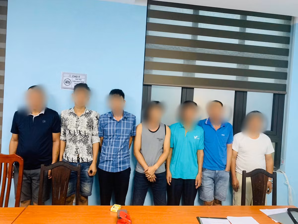 Ha Noi: Khoi to 7 lai xe danh bac tai bai trong giu o to