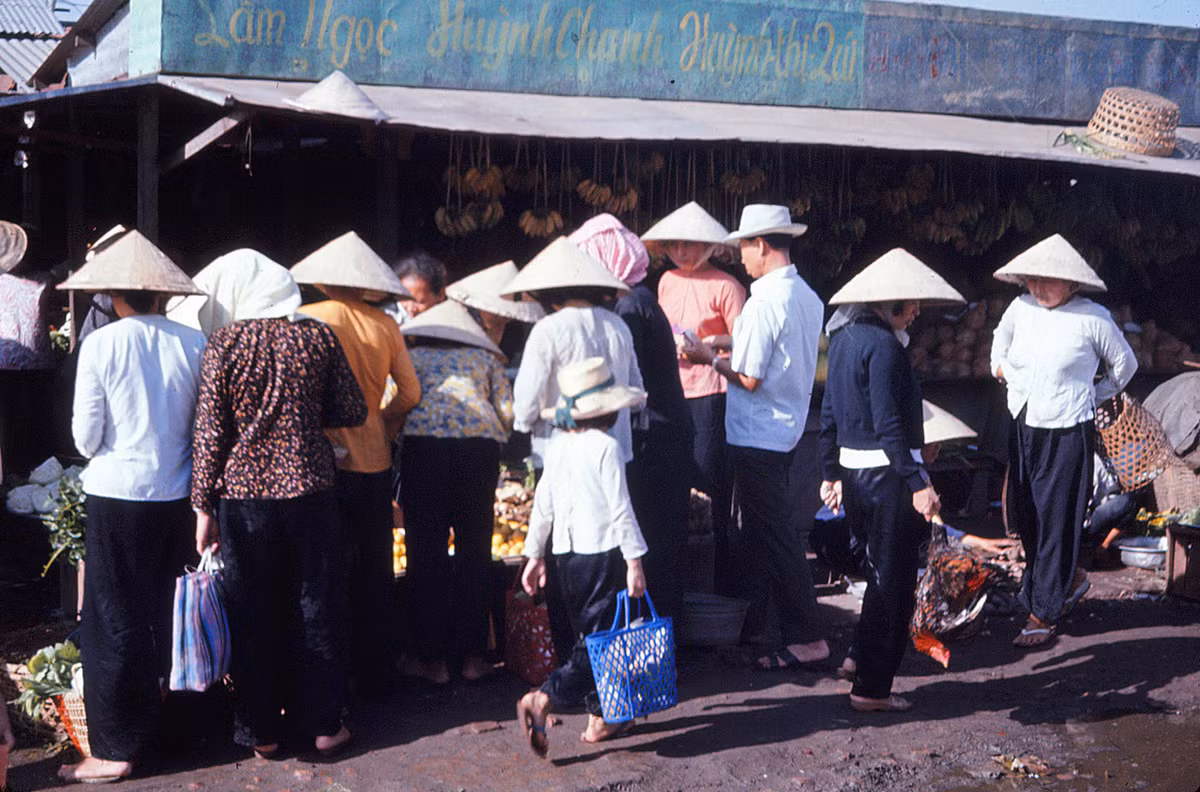 Một khu chợ ở Sài Gòn 1966.