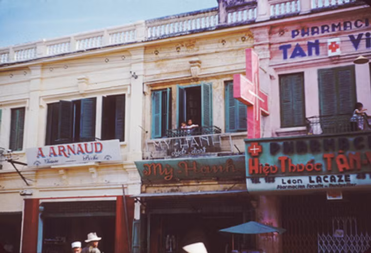 Các cửa hàng ở trung tâm Đà Nẵng năm 1954.