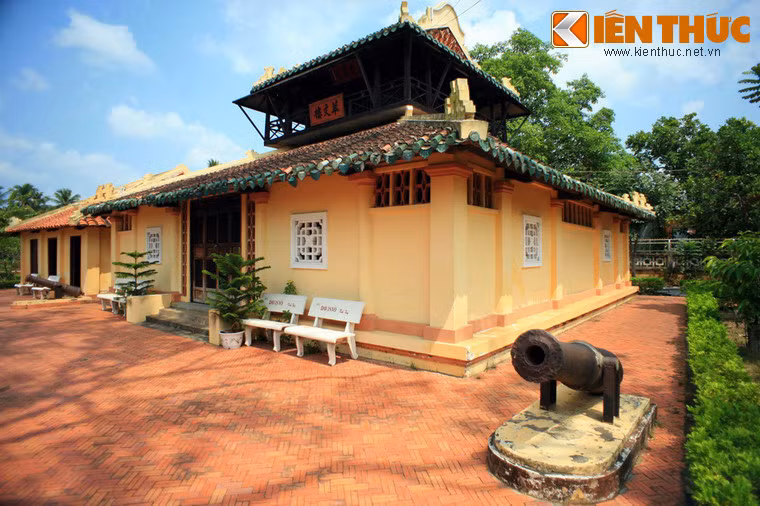 Bên phải lối thần đạo của Văn Thánh Miếu còn có Tụy Văn Lâu hay Văn Xương Các - một công trình nhỏ nhưng đẹp, xây theo kiểu trùng thềm điệp ốc. Trên gác là nơi cất sách và thờ Văn Xương Đế Quân - vị tinh quân chủ quản việc thi cử học hành. Tầng dưới là nơi văn nhân thi ngồi đàm đạo, phía sau là khám thờ.