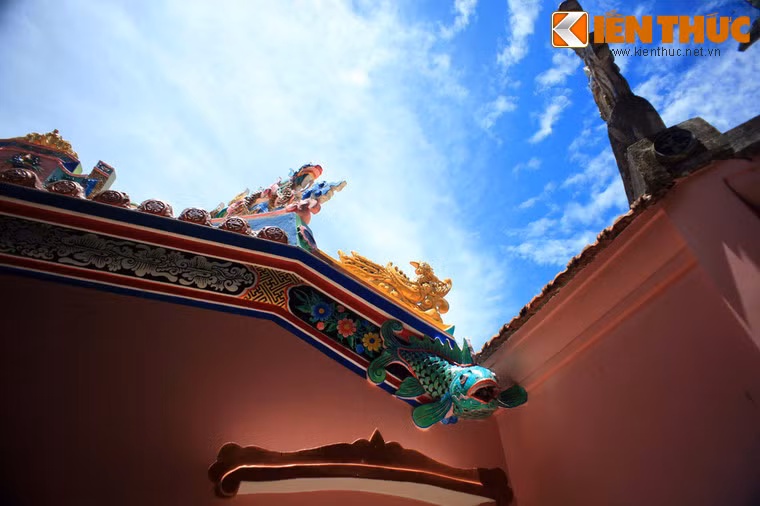 Mái dinh trang trí các mô tuýp phổ biến trong kiến trúc thời Nguyễn.