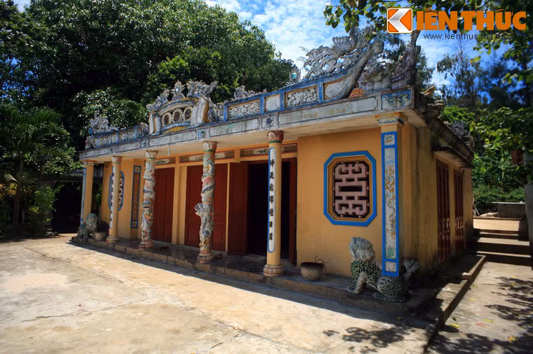 Dinh Bà được xây dựng từ thời gian nào đến nay vẫn chưa có tài liệu nào ghi chép. Tuy nhiên, căn cứ vào những đặc điểm di tích có thể khẳng định đây là một di tích thờ thần của người Champa, sau đó người Việt tu bổ, xây dựng có qui mô như hiện nay.