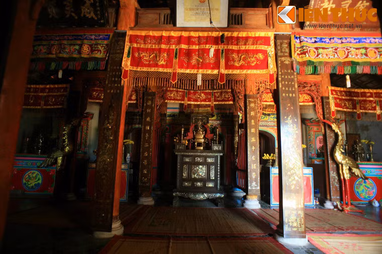 Tại gian giữa chánh điện có bàn thờ và ngai thờ Bà. Hai bên ban thờ bà là hai ban thờ tiền hiền, hậu hiền.