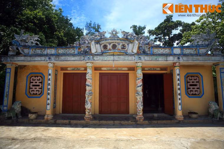 Kiến trúc bên ngoài của dinh là kiểu kiến trúc thời Nguyễn, thế kỷ 19.