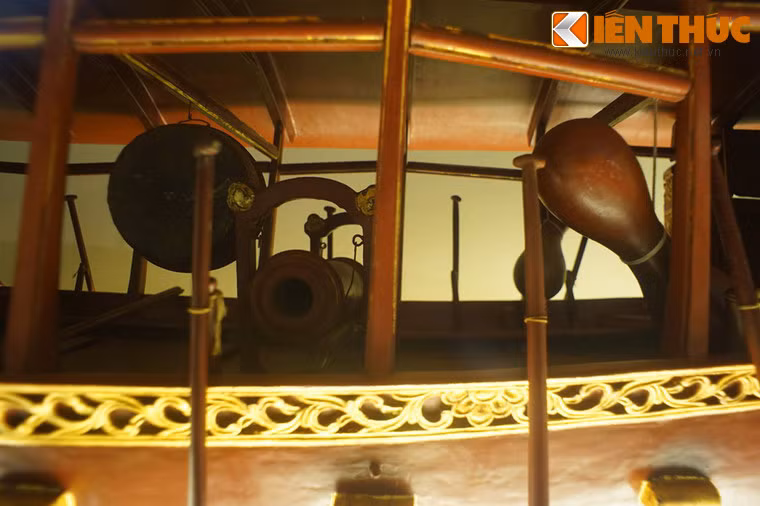 Đáng chú ý là hai cỗ pháo, một cỗ nhỏ nòng dài và một cỗ lớn nòng ngắn treo trên giá đỡ bằng gỗ để chống giật.