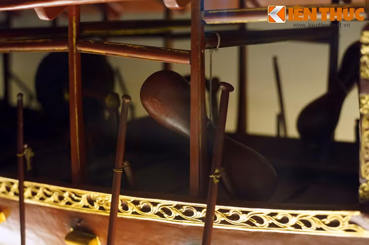 Đến thế kỷ 17, Thích Đại Sán của Trung Hoa ghi trong "Hải Ngoại Kỷ sự" về thuyền mông đồng nước Việt như sau: "Thuyền sơn son láng bóng, soi mặt được, tả hữu đều 25 chèo, thủy quân đều rất mạnh mẽ, cửa khoang thuyền chạm long vân, sơn đỏ, trên che đệm có đằng văn, dưới trải chiếu lác mịn màu xanh lục, lò đốt kỳ nam, hộp vàng bày cau trầu, có đủ các thứ gối tựa, ống nhổ".