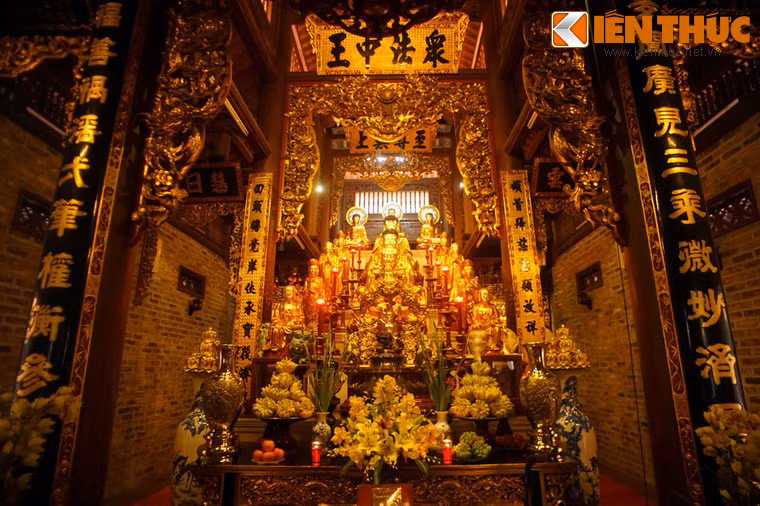 Thượng điện còn giữ được nhiều bức chạm hình tứ linh và các cửa võng sơn son thếp vàng. Chùa có nhiều tượng Phật được bày làm 6 lớp.