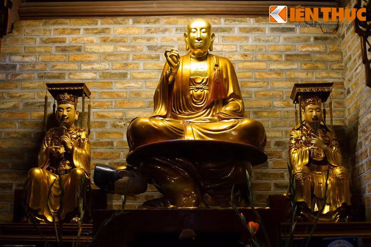 Bức tượng thể hiện hình ảnh một vị vua quỳ sát đất, lưng là nơi an tọa của một nhà tu hành tay kết ấn, vẻ mặt từ bi, thoát tục. Tổng thể pho tượng Phật ngồi trên lưng vua cao hơn 3m. Thoạt nhìn tưởng như đó là một pho tượng Phật liền khối, song thực tế đây là một bức tượng kép gồm 2 phần được khớp vào nhau một cách khéo léo.