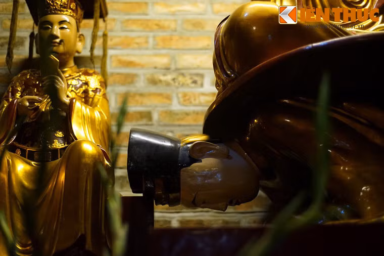 Hòa thượng Tông Diễn đã cải trang, vờ dâng tặng nhà vua một viên ngọc quý nhưng bên trong là một tờ sớ được viết với mong muốn giúp vua Lê Hy Tông ngộ ra được chân lý của Phật giáo. Cách lý giải có tình, có lý trong tờ sớ làm vua Lê Hy Tông bừng tỉnh. Vua đã gặp mặt vị hòa thượng và rút lại sắc lệnh đã ban.
