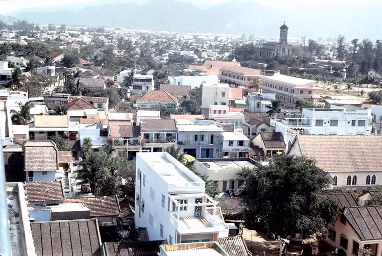 Một góc Nha Trang với nhà thờ Núi nổi tiếng ở phía xa.