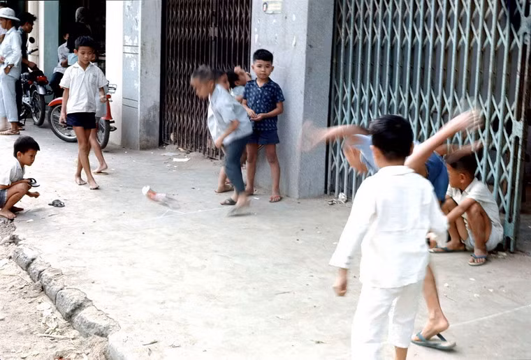 Trẻ em chơi ném lon trên đường phố Nha Trang.