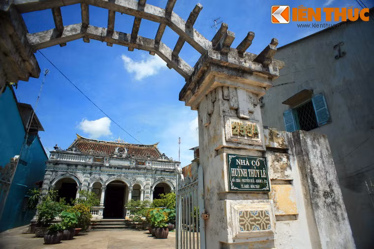 Tọa lạc tại số 255A, đường Nguyễn Huệ, phường 2, thành phố Sa Đéc, tỉnh Đồng Tháp, nhà cổ Huỳnh Thủy Lê nổi tiếng với kiến trúc độc đáo cùng một câu chuyện tình không biên giới đầu thế kỷ 20.