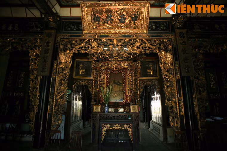 Nhà có ba gian, ngăn cách bằng các bao lơn, thành vọng sơn son thếp vàng, chạm khắc họa tiết về các chủ đề trong mỹ thuật truyền thống Trung Hoa.