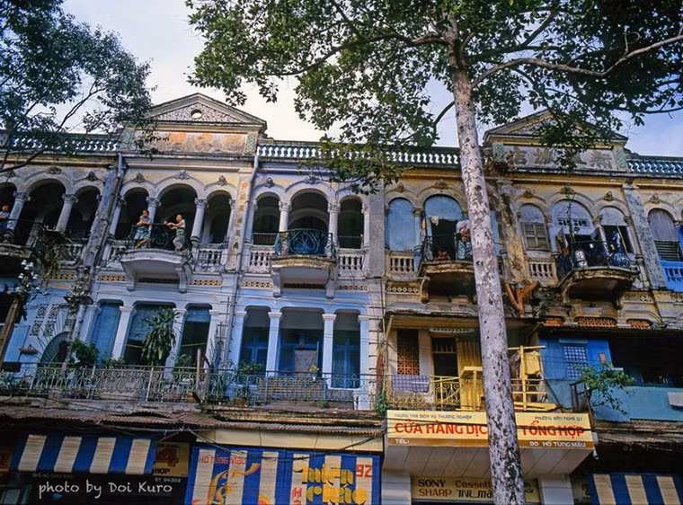 Những tòa nhà cổ kính trên đường Hồ Tùng Mậu, Sài Gòn năm 1990.