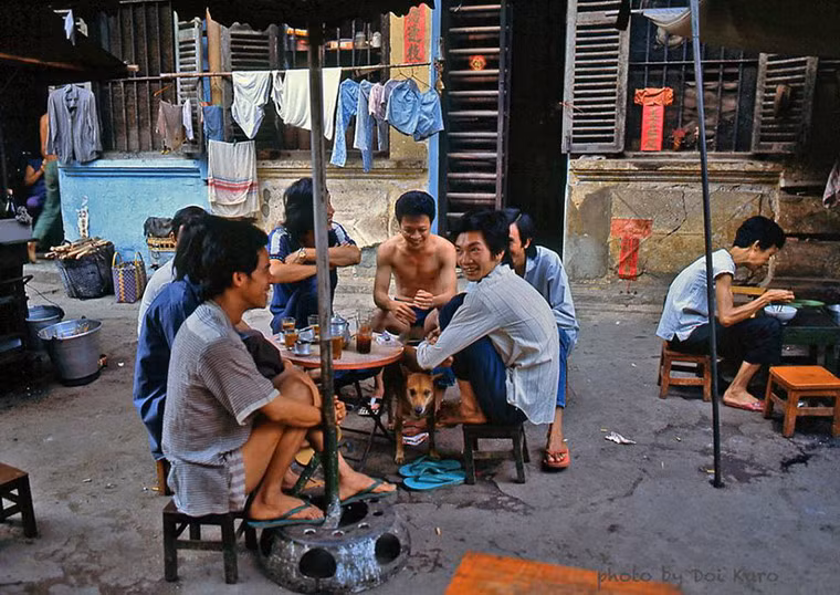 Thưởng thức cà phê vỉa hè ở Chợ Lớn.