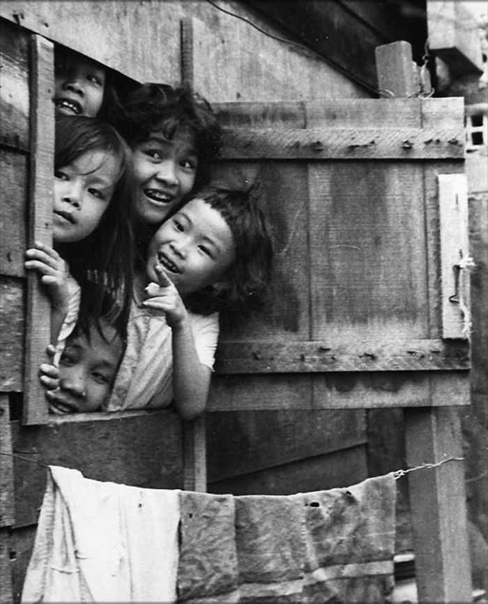Trẻ em ngoại ô Sài Gòn năm 1966.