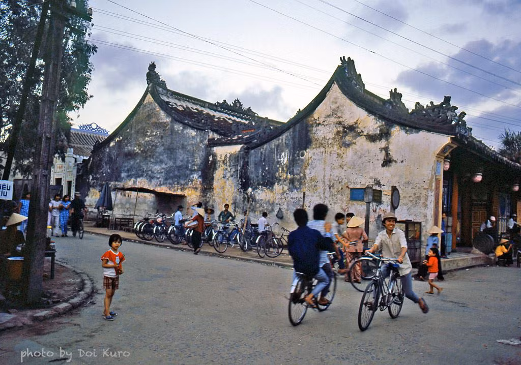 Bên ngoài miếu Quan Công ở Hội An năm 1990.