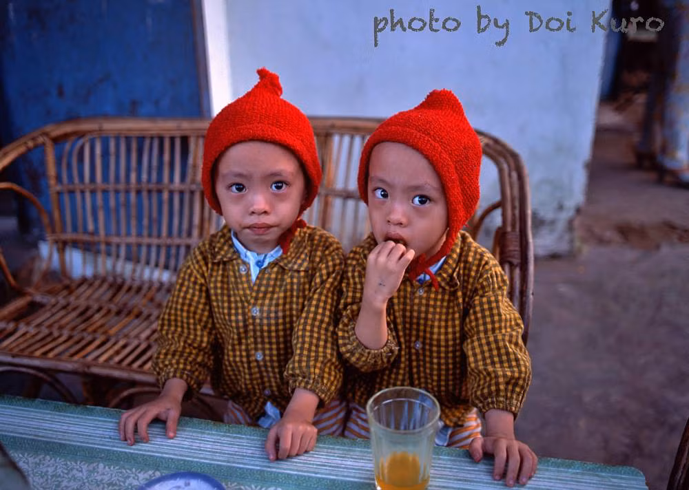 Anh em sinh đôi ngộ nghĩnh, Đà Nẵng năm 1990.
