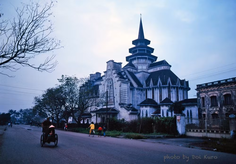 Nhà thờ Dòng Chúa Cứu Thế ở Huế năm 1990.
