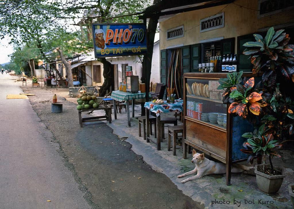 Một quán phở ở Đà Nẵng năm 1989.