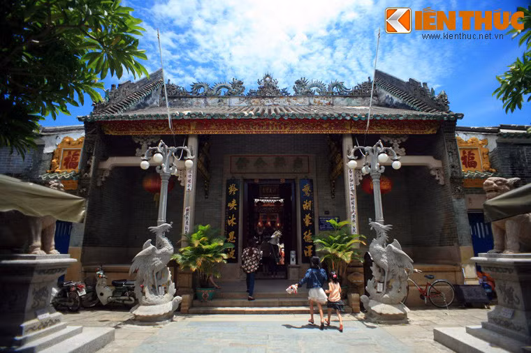 Toàn bộ công trình được kiến trúc theo kiểu hình chữ quốc trên một nền đất rộng và cao. Sau cổng tam quan là nhà tiền điện khá quy mô với các mảng tường được lắp dựng bằng đá. Hệ cột kèo cao to, chạm trổ tinh xảo, lộng lẫy.