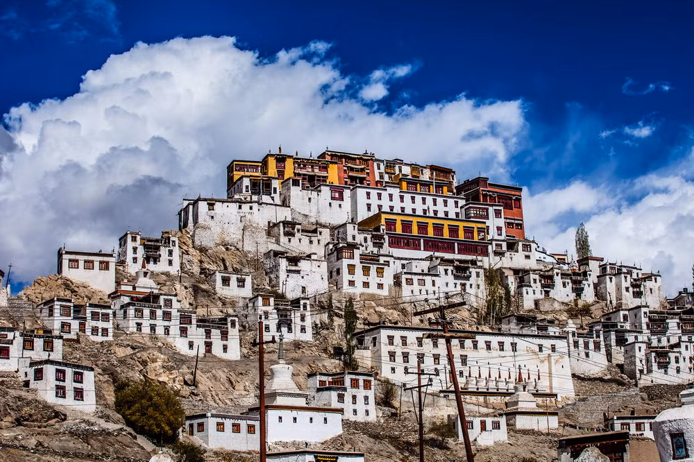 Lịch sử tu viện bắt đầu từ những năm đầu thế kỷ 15, khi nhà tu hành Je Tsongkhapa - người sáng lập ra trường phái Mũ Vàng - gửi sáu môn đệ từ Tây Tạng tời Ladakh để truyền giáo.