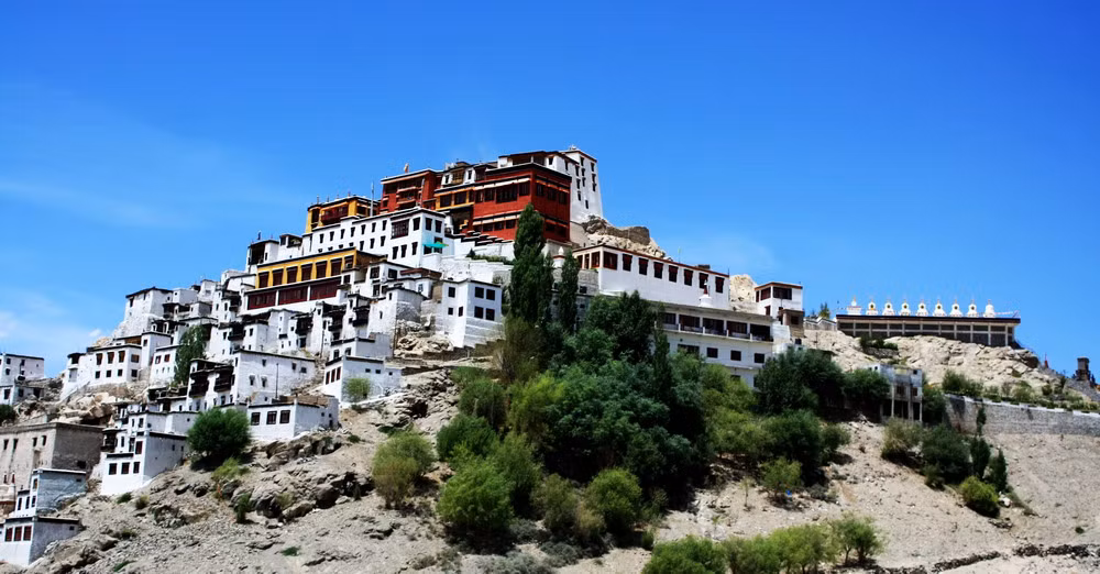 Công trình này được chú ý vì có kiến trúc rất giống với Cung điện Potala ở Lhasa. Đây cũng là công trình tôn giáo lớn nhất trung tâm Ladakh - vùng đất được mệnh danh là "tiểu Tây Tạng" với ảnh hưởng sâu sắc của văn hóa Phật giáo Tây Tạng.