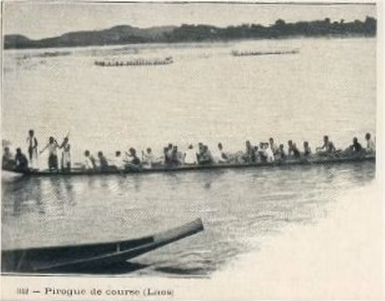 Đua thuyền trên sông.