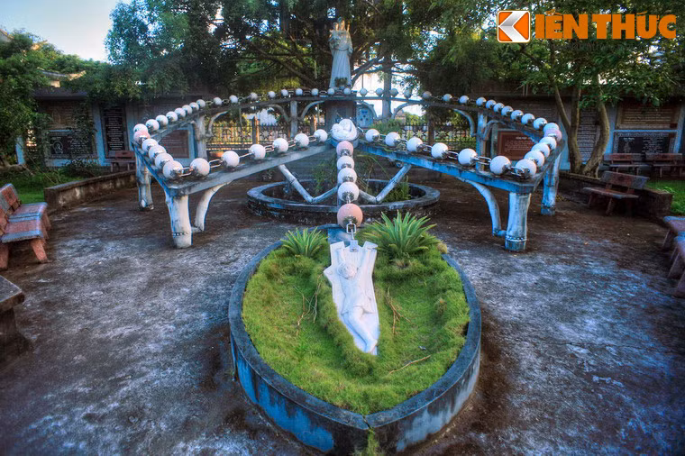 Tâm điểm của vườn là một cỗ tràng hạt (vật dụng được tín đồ Công giáo sử dụng khi đọc kinh Mân Côi) khổng lồ gồm 52 hạt bằng đá trắng, mỗi hạt nặng 25kg. Tượng chúa ở cuối tràng hạt nặng 100kg. Trên cao có tượng Đức Mẹ bằng đá cẩm thạch nặng hơn 2 tấn. Vị trí này tương truyền là nơi Đức Mẹ đã làm phép lạ cho một phụ nữ bệnh tâm thần được khỏi.