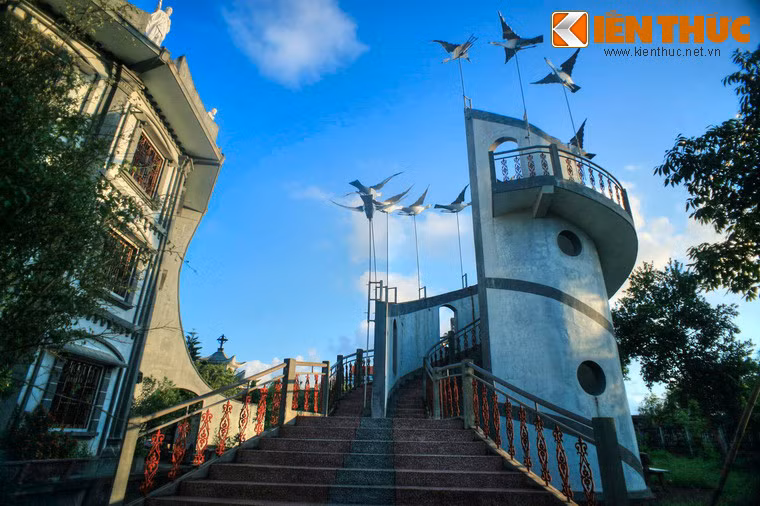 Bên phải Phục sinh đường là tháp Thăng thiên, thể hiện những linh hồn sám hối được lên Thiên đàng thông qua hình tượng 12 cánh chim bay lên trời.