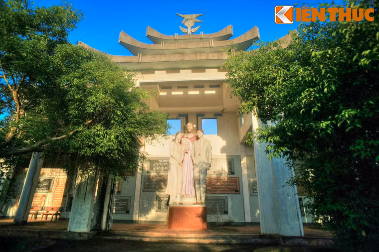 Khu vườn là một quần thể các tác phẩm nghệ thuật mang chủ đề Công giáo, được bài trí hài hòa trong một không gian rộng lớn, nhiều cây xanh.