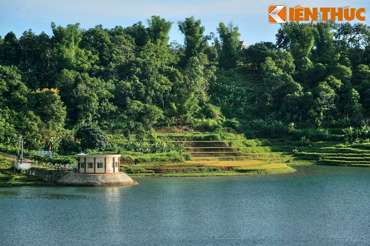 Riêng có vợ chồng Mạc Mây bận đi thăm bà con ở xa nên đã tránh được tai nạn thảm khốc. Về làng, chỉ thấy toàn biển nước mênh mông, quá bàng hoàng, khiếp sợ bèn chạy đi báo các làng lân cận về tin khủng khiếp này.
