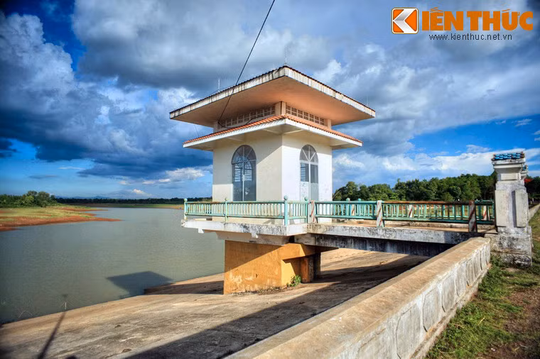 Trong nhiều thế kỷ, hồ T'Nưng là nguồn sống thiết yếu của đồng bào trong vùng. Ngày nay, đây là nguồn cung cấp nước ngọt quan trọng và là vựa cá lớn của Tây Nguyên.