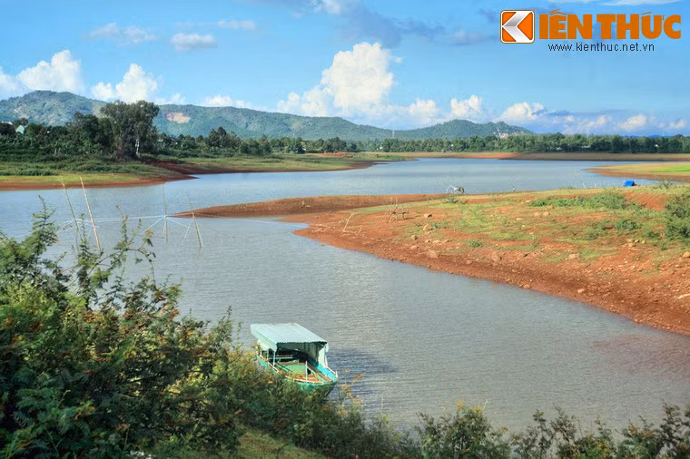 Thế rồi một năm nọ, trâu bò cả làng đều chết. Dân làng cho là Giàng (Ông Trời) ghét bỏ nên cùng tộc trưởng vào rừng săn bắt nai đem về làm lễ cúng Giàng. Lễ xong, mọi người đang vui say, tin rằng Giàng sẽ phù trợ. Nào ngờ, mặt đất bỗng nhiên rung chuyển mạnh làm sụp đổ cả làng xuống vực sâu, nước tràn ngập, không còn một ai sống sót.