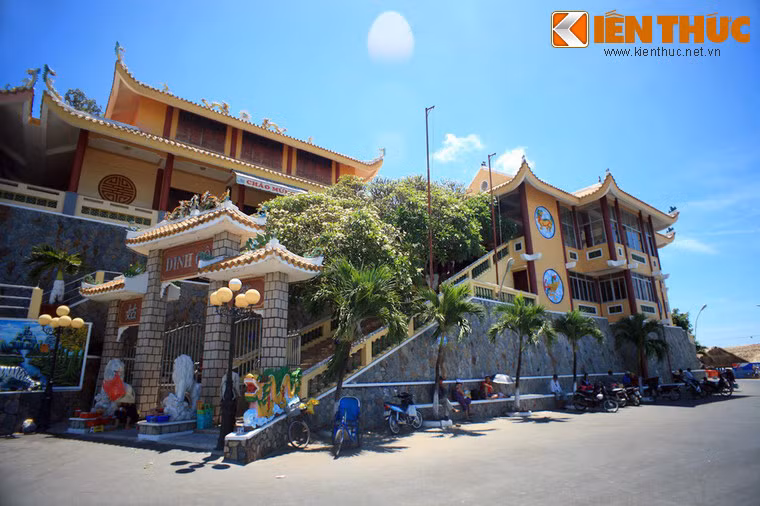Theo các tư liệu lịch sử, ban đầu, Dinh chỉ là một ngôi miếu nhỏ đơn sơ, được lập ra vào cuối thế kỷ 18 để thờ một cô gái trẻ tên là Lê Thị Hồng (tục là Thị Cách).