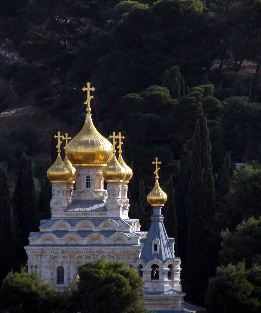 Tọa lạc trên Núi Olives, gần Vườn Gethsemani ở phía Đông Jerusalem, nhà thờ thánh Maria Madalena là một nhà thờ kiểu Nga độc đáo nằm giữa khu vực Trung Đông.